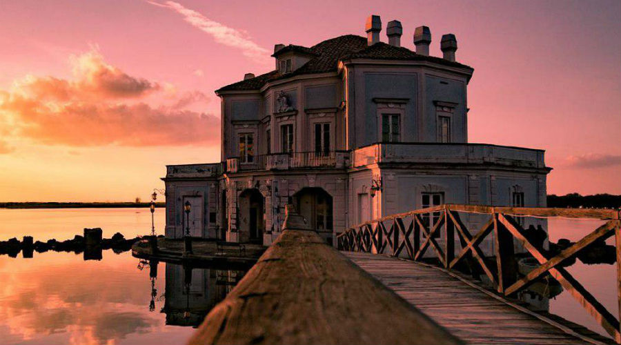 La Casina Vanvitelliana di Bacoli illuminata di notte