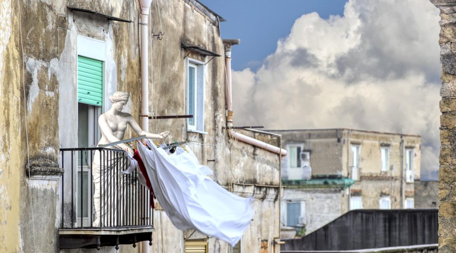 Escape from the Museum: the MANN statues walking around Naples in an incredible photographic exhibition