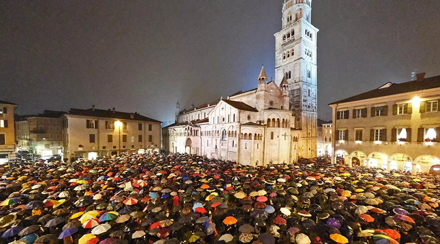 panoramica del movimento sardine a modena