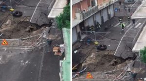 Via Masoni a Napoli chiusa per una maxivoragine: sgomberate molte famiglie