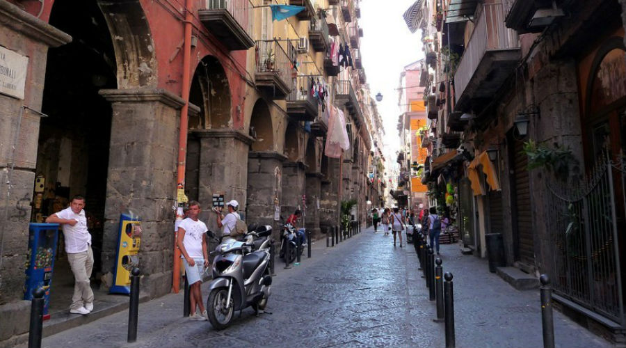 via dei Tribunali à Naples