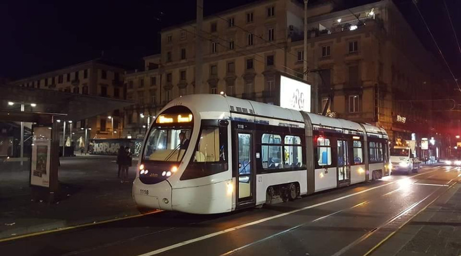 фотография трамвая, который возвращается на Piazza Municipio в Неаполе с пробегами каждые 10 минут