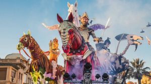 Karnevalsparaden 2020 in Neapel und Kampanien mit farbenfrohen allegorischen Festwagen