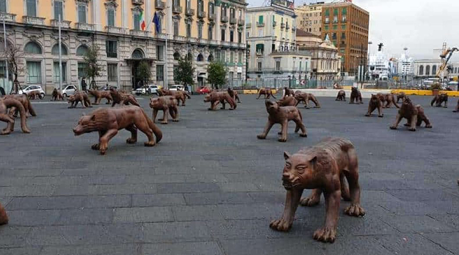 Installation von Wölfen auf der Piazza Municipio in Neapel