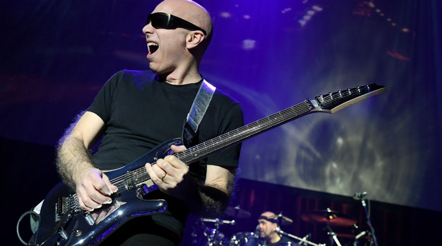 Joe Satriani en concert au Teatro Augusteo de Naples, la légende du rock