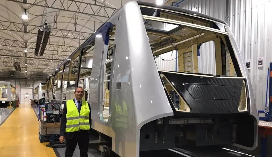 Metropolitana Linea 1, scatto dal cantiere per i nuovi treni della metro di Napoli con De Magistris in posa vicino al treno