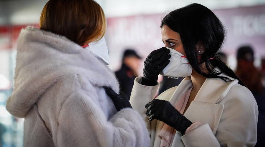 Menschen mit Coronavirus-Maske