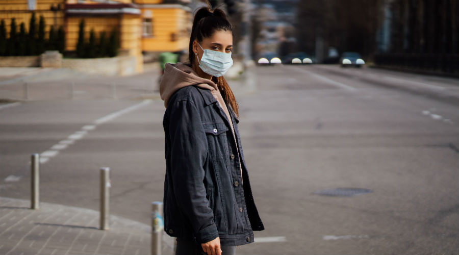 Fille avec un masque antivirus