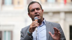 49 Straßen in Neapel gesperrt: die Anti-Versammlungsverordnung des Bürgermeisters De Magistris