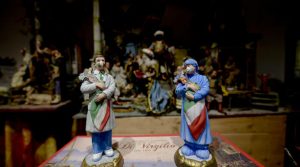 Coronavirus Napoli: ecco il Presepe con medici e infermieri