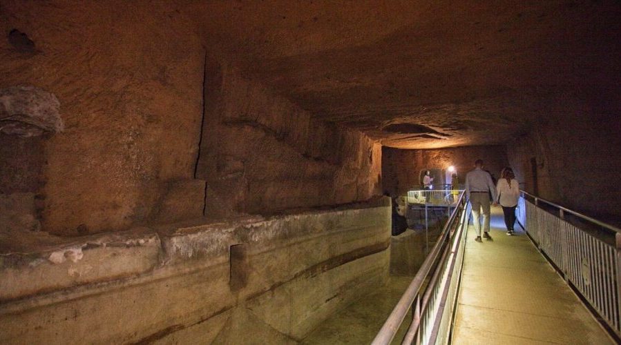 Tanque de toba subterránea en Nápoles