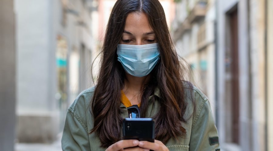 Fille avec masque chirurgical