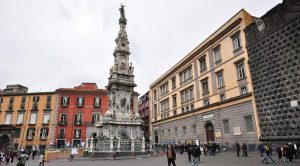 Die Piazza del Gesù in Neapel wird zur Fußgängerzone: Hier sind die Straßen beteiligt