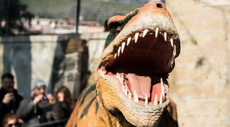 等身大の恐竜がたくさんいるナポリ動物園の動物園