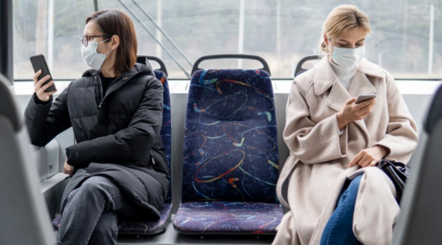 Persone con mascherina sul bus