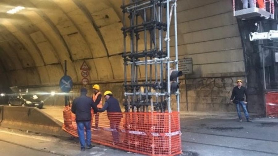 Galleria Vittoria em Nápoles: uma estrada fecha devido ao colapso de uma cobertura