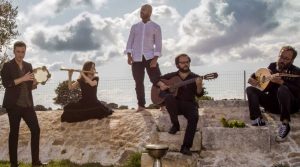 Concerto di Raiz e Radicanto a Napoli nel Chiostro di San Domenico Maggiore