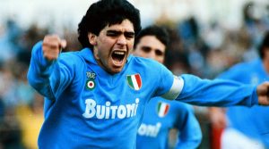 Denkmal für Maradona in Poggioreale: eine Statue unter illustren Männern