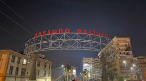 Nessuno escluso a Napoli: in via Marina l’installazione su solidarietà e unità
