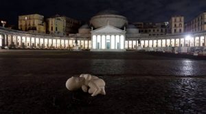 Iagos Werk auf der Piazza Plebiscito in Neapel: „Lookdown“, die 1-Millionen-Euro-Skulptur