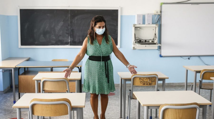 Insegnante a scuola durante la pandemia
