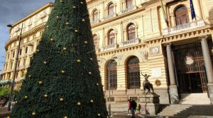 Weihnachtsbaum auf der Piazza Bovio in Neapel für die Feiertage 2020