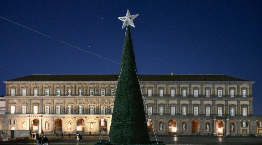 Weihnachtsbaum auf der Piazza Plebiscito