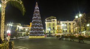 Sorrento, acceso l'albero di Natale come simbolo di speranza e gioia