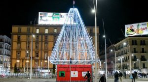 Weihnachten in Neapel: ein großer Baum auch auf der Piazza Garibaldi und Poggioreale