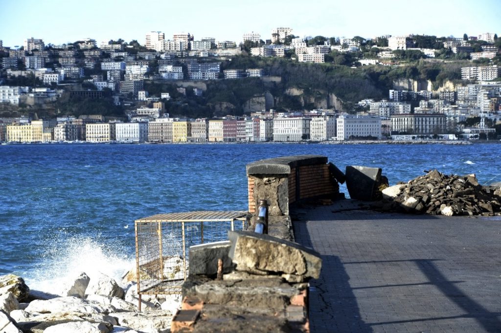 Danos na orla marítima de Nápoles devido à tempestade