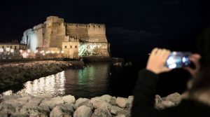 Maradona im Castel dell'Ovo in Neapel: Hundert Fotos beleuchten die Fassade