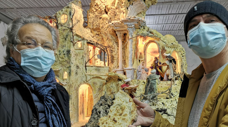 Presepe di pizza nella Basilica di Santa Chiara a Napoli