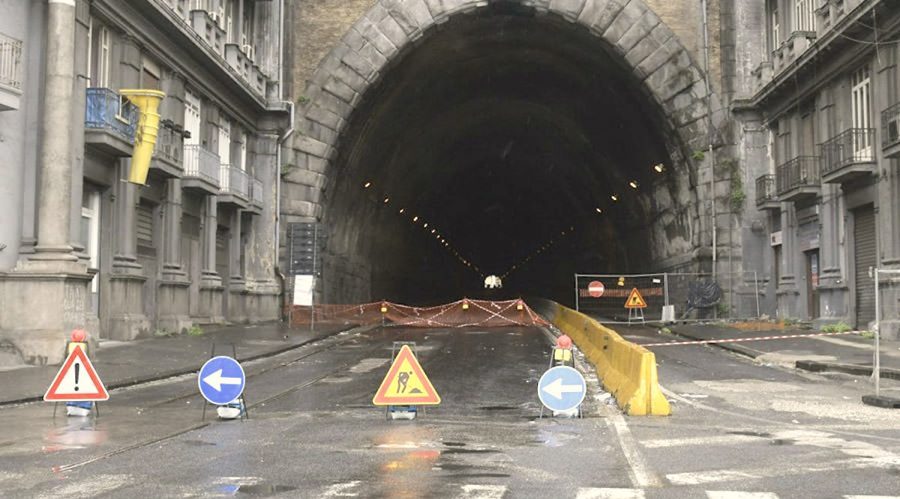 Galleria Laziale a Napoli: chiude la corsia da Fuorigrotta a Piazza Sannazzaro