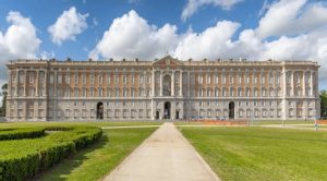 Der Königspalast von Caserta wird mit den Royal Apartments, dem Park und den englischen Gärten wiedereröffnet