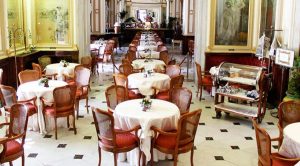Das Caffè Gambrinus in Neapel wird nach 100 Tagen Schließung wieder geöffnet