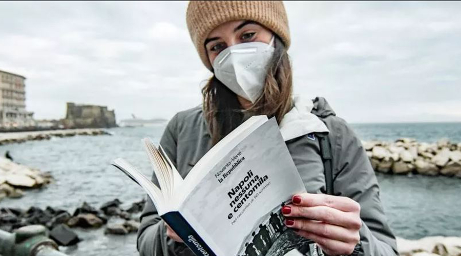 Mädchen mit einem Buch Neapel, keine und hunderttausend