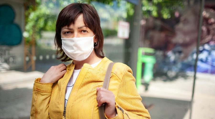 Femme avec masque chirurgical