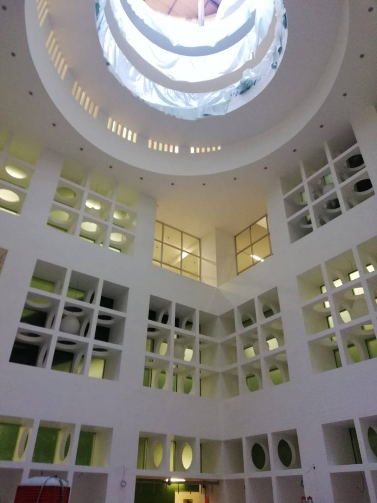 Interior da estação Chiaia-Monte di Dio em Nápoles