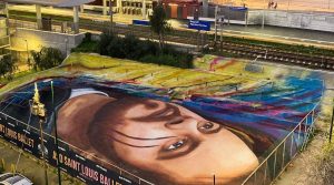 In Bagnoli in Neapel wurde ein verfallender Basketballplatz geboren: sogar ein Wandgemälde von Jorit