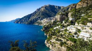 Amalfiküste, wunderschöne Promenade mit Blick auf das Meer: das Projekt