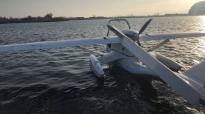 Die Möwe kommt am Misenosee an: das erste Fahrzeug, das sich von einem Flugzeug in ein Boot verwandelt