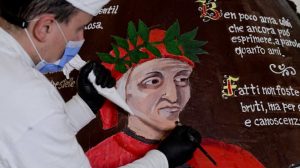 Pasqua a Napoli, l'uovo gigante di Gay-Odin è dedicato a Dante Alighieri