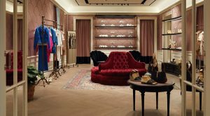 Gucci wird in Neapel in der Via dei Mille wiedereröffnet: ein elegantes und raffiniertes 3-stöckiges Geschäft