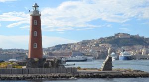 Das Molo San Vincenzo in Neapel wird mit einem schönen Spaziergang auf dem Meer wiedereröffnet