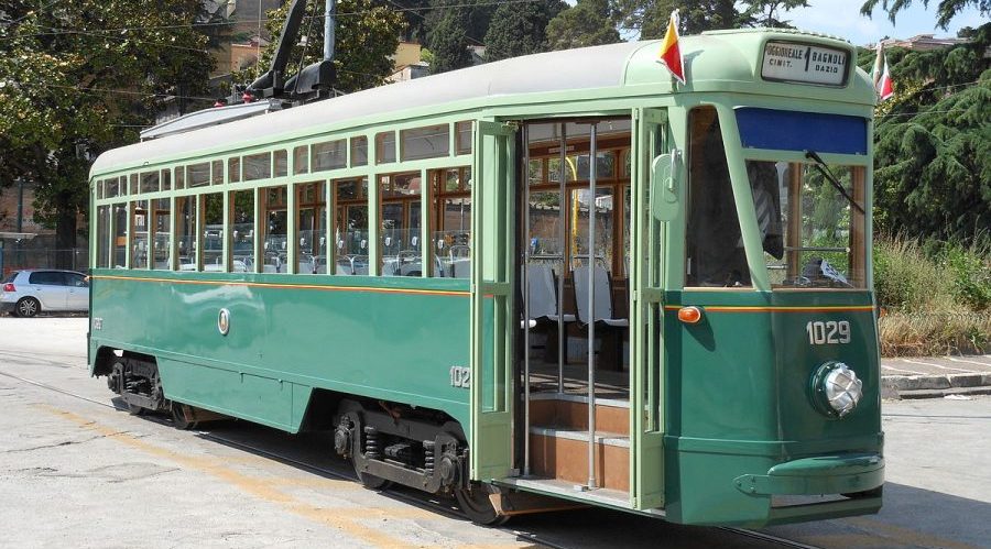 Historische Straßenbahn in Neapel