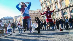 الخوف المضاد في نابولي: موسيقى في ساحة دانتي مع الأقنعة وقواعد مكافحة فيروس كورونا