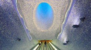 جولة في مترو نابولي الفنية: زيارة افتراضية إلى المحطات الفنية