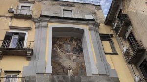 تم ترميم وكشف النقاب عن بورتا سان جينارو في نابولي ، لوحة جدارية لماتيا بريتي