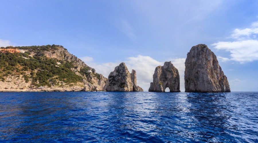 Penhascos Faraglioni, Capri, Itália.