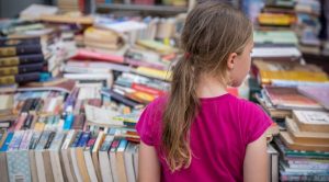 Petite fille au salon du livre